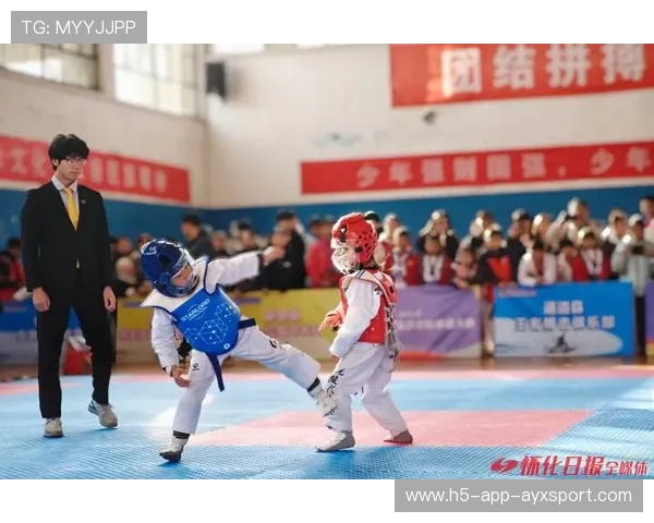跆拳道退役名将重返赛场做示范课，现场座无虚席