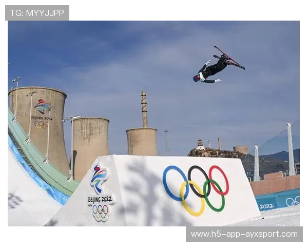 滑雪大跳台选手落地稳得像踩地毯 滑雪大跳台选手落地稳得像踩地毯