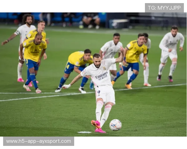 加迪斯抓住二点球制造强势攻势,展现超强韧性与智慧 加迪斯抓住二点球制造强势攻势,展现超强韧性与智慧