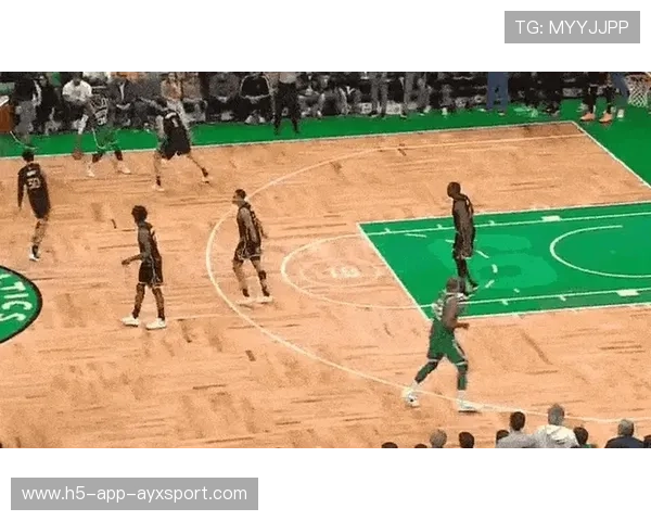 布朗快速反击得手,绿军场面主导清晰